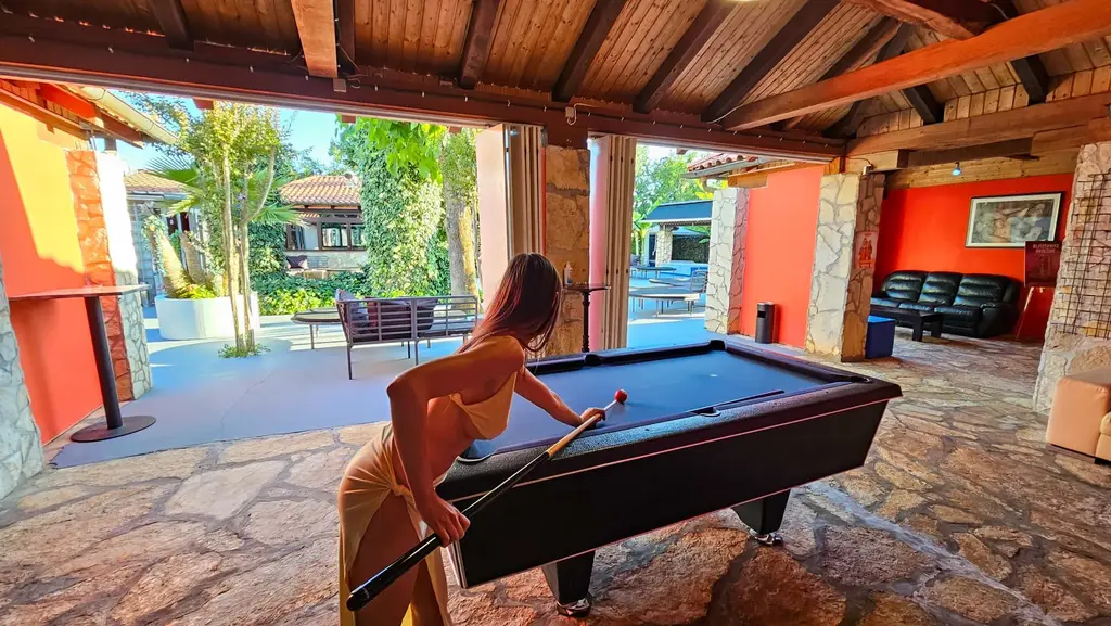 Table de billard sur la terrasse du jardin