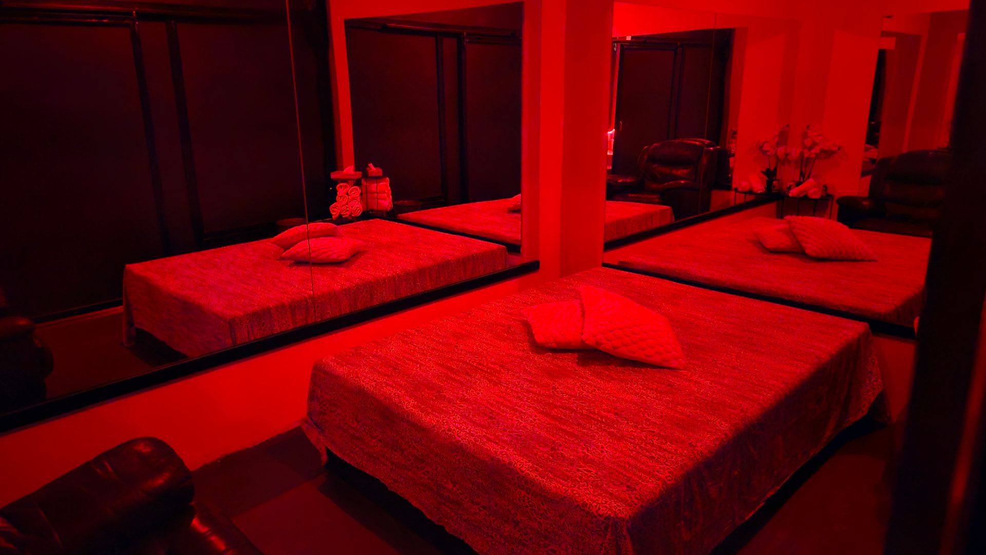Soukromý apartmán se dvěma postelemi v červeném osvětlení