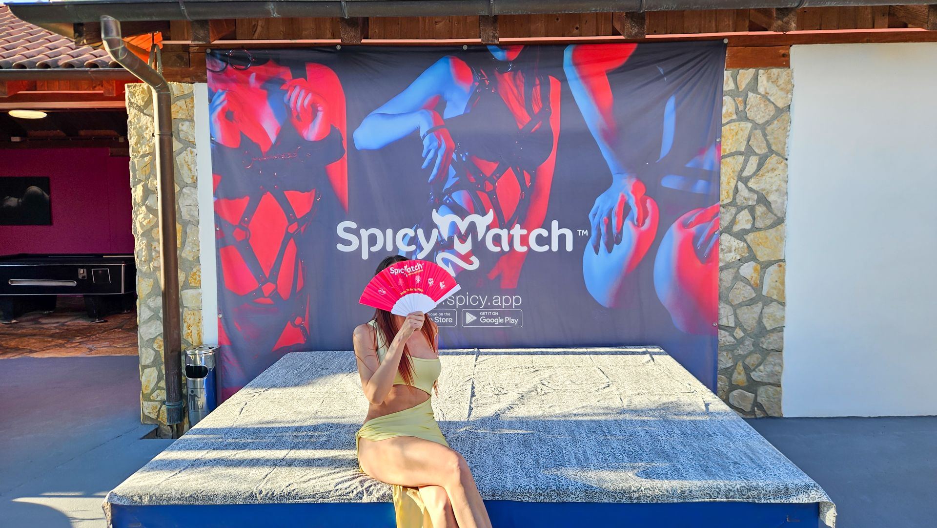 Zahradní pódium s bannerem SpicyMatch