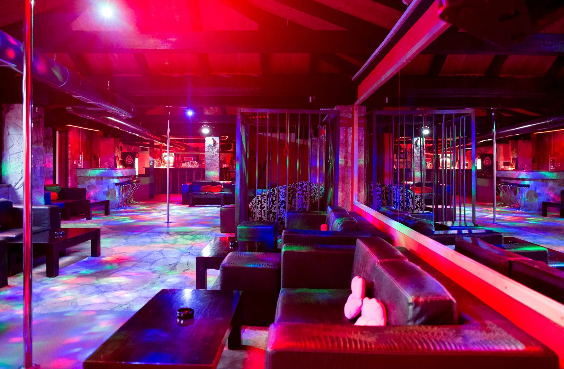 Neonově osvětlená vnitřní lounge s posezením a tematickými zónami